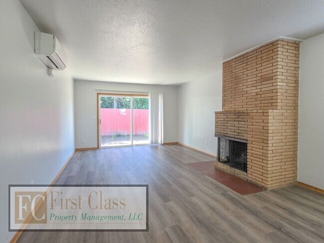 Foto del edificio - 18001 Northeast Pacific Street