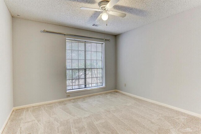 Building Photo - 307 E Sutton Square