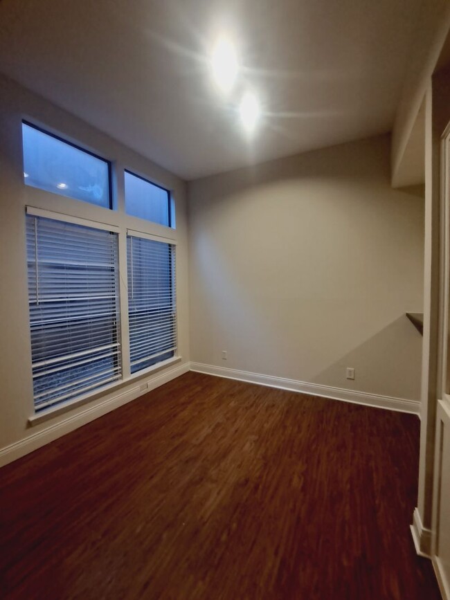 Building Photo - Location Location Location!  Beautiful 2/2...