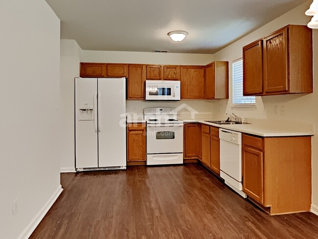 Building Photo - 117 Rock Glen Ct