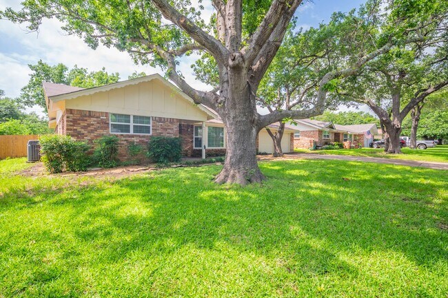 Foto del edificio - Newly Remodeled in Ridglea Hills! Ready fo...