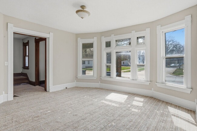 Building Photo - 1405 7th Ave