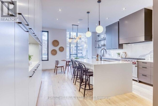 Building Photo - 143 Chaplin Crescent