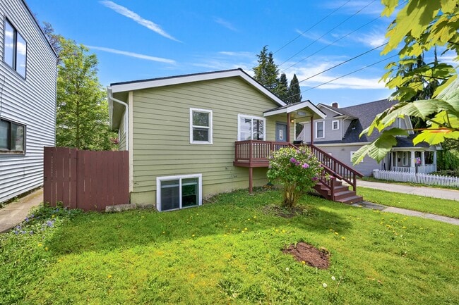 Building Photo - 6 Bedroom Home for Rent