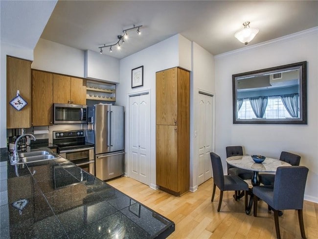 Building Photo - 3225 Turtle Creek Blvd