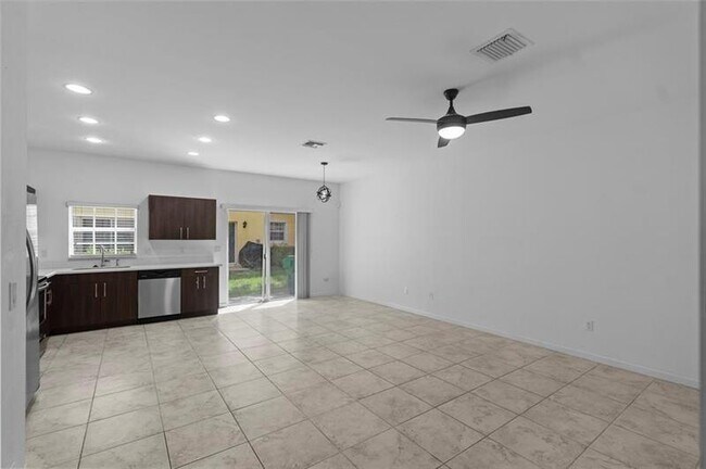 Building Photo - 1102 NW 40th Way