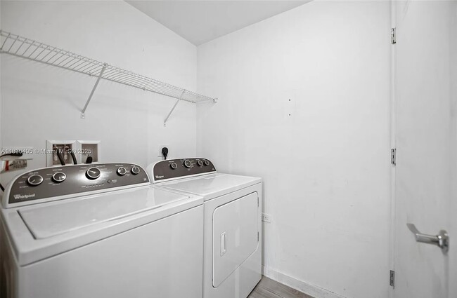 Foto del edificio - 999 SW 1st Ave
