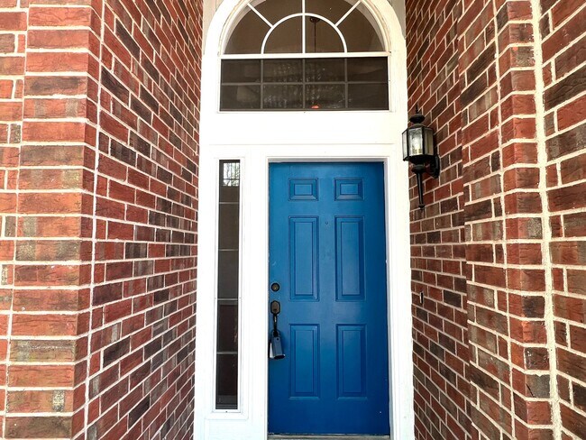 Building Photo - Two-story 3 bedroom (+1 bonus loft) and 2....