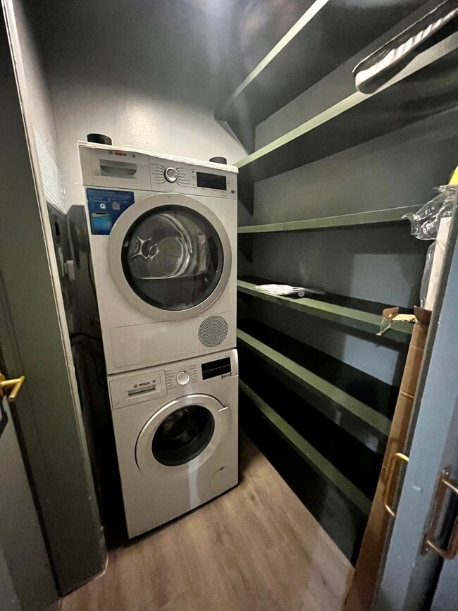 Foto del edificio - 8420 Byron Ave