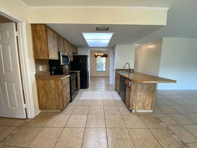 Building Photo - 11025 Desoto Rd