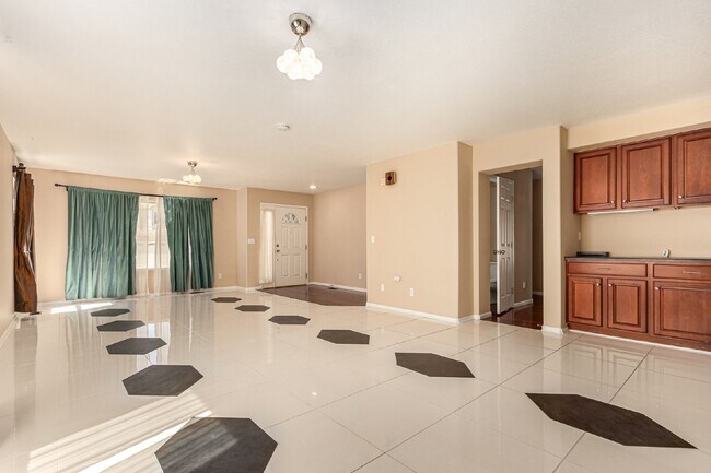 Foto del edificio - Stunning  6 Bed / 3.5 bath home for rent