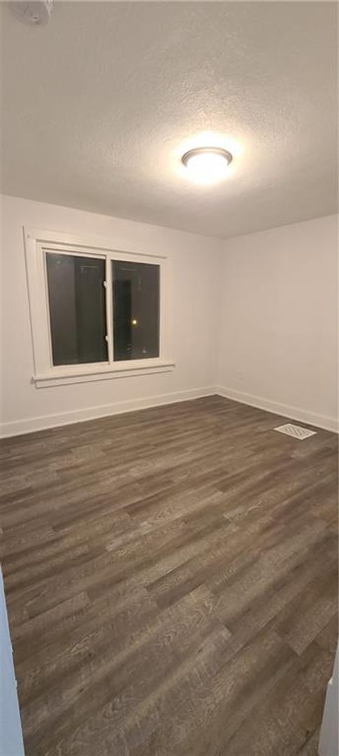 Building Photo - Newly remodeled 3 Bed 2 Bath