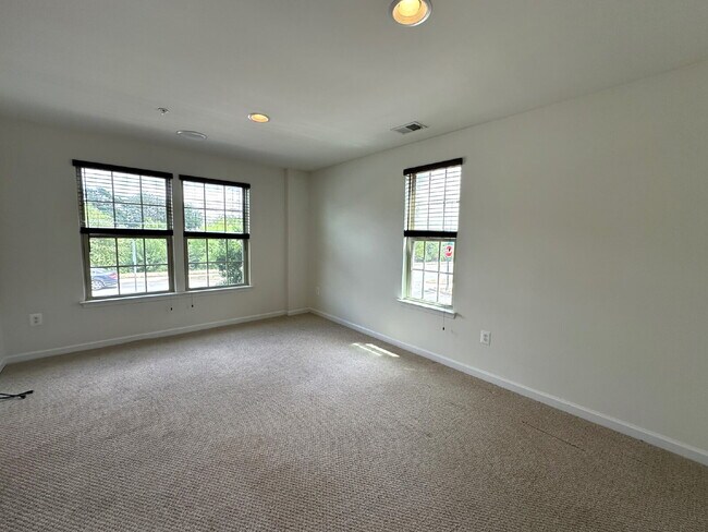 Foto del edificio - Three-Floor End Unit Townhome in Frederick