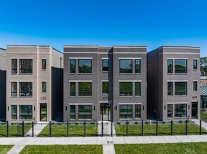 Building Photo - 420 E 50th Pl