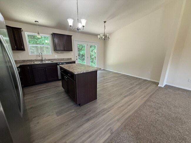 Building Photo - Beautiful 4 Bedroom!
