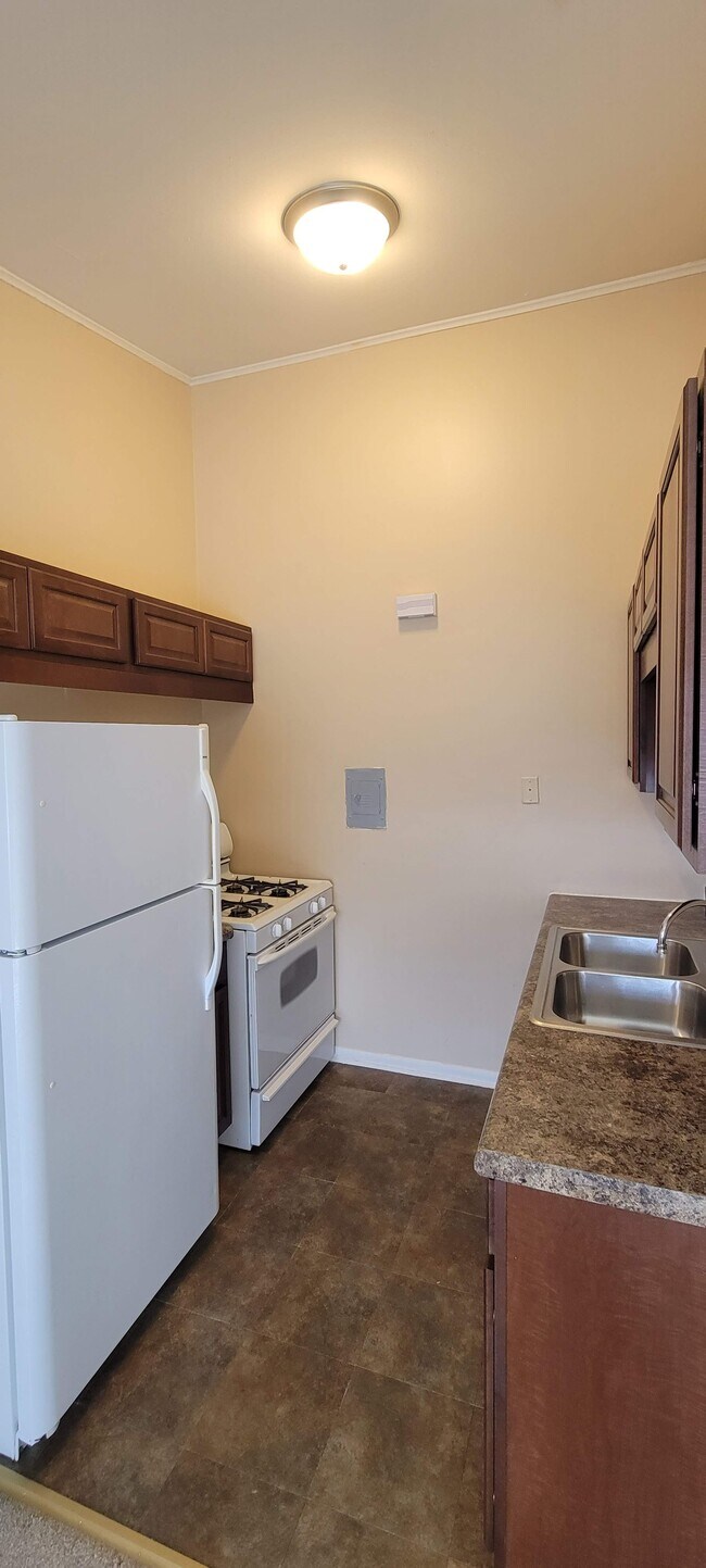 Maple Crossing Apartments Rentals in Villa Park at 481 N Ardmore Ave