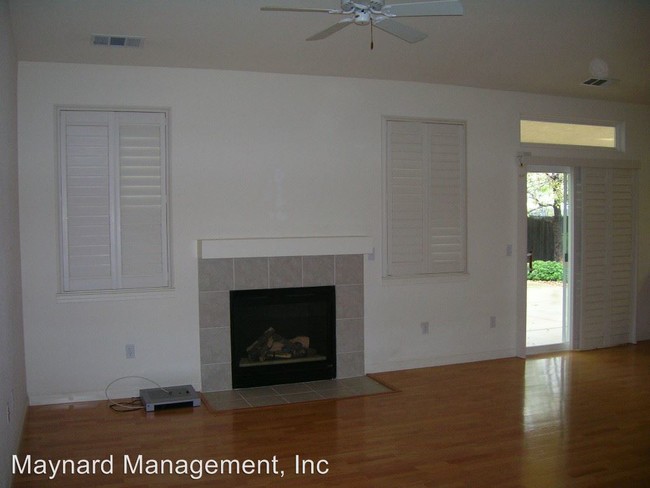 Building Photo - 3 br, 2 bath House - 1019 Fairway Dr.