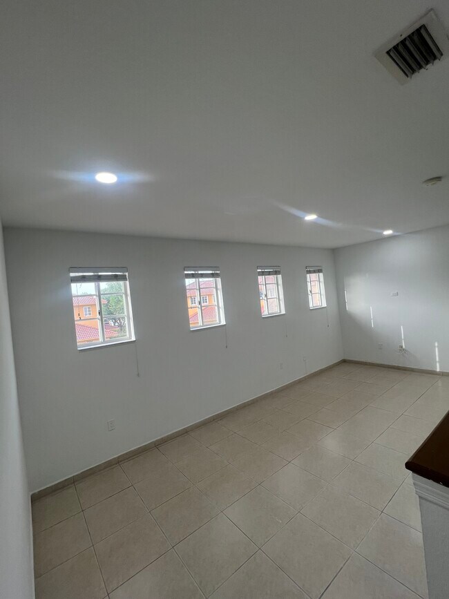 Foto del edificio - 7540 NW 176th Ter
