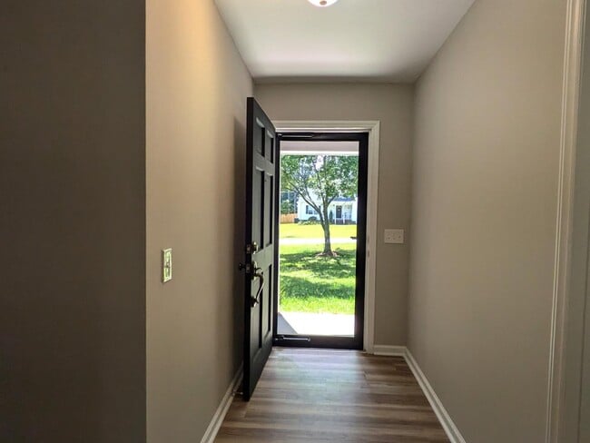 Building Photo - 929 Greenbriar Dr