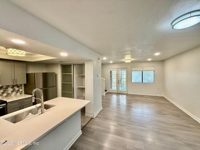 Foto del edificio - 2943 Bayshore Dr E