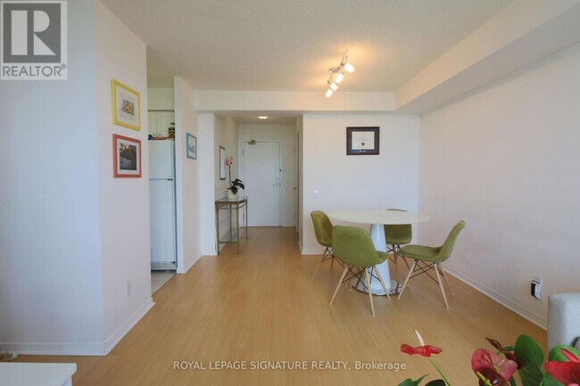 Photo du bâtiment - 8-2218 Hillcrest Ave