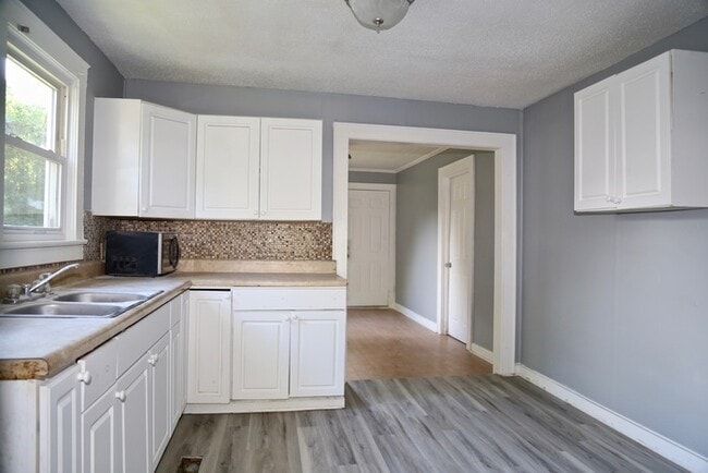 Foto del edificio - Three Bedroom, One Bath well cottage close...