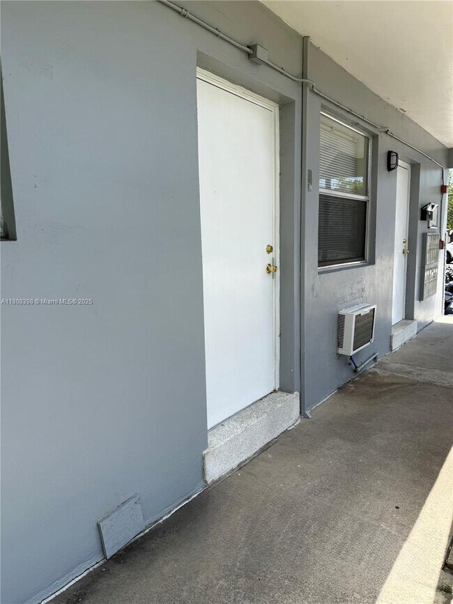 Foto del edificio - 519 SW 27th Ave