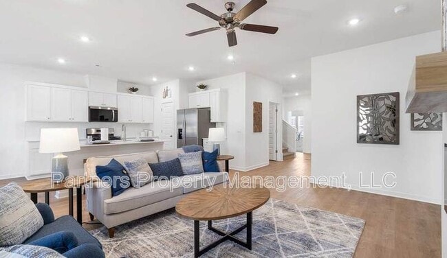 Building Photo - 1918 Larkspur St