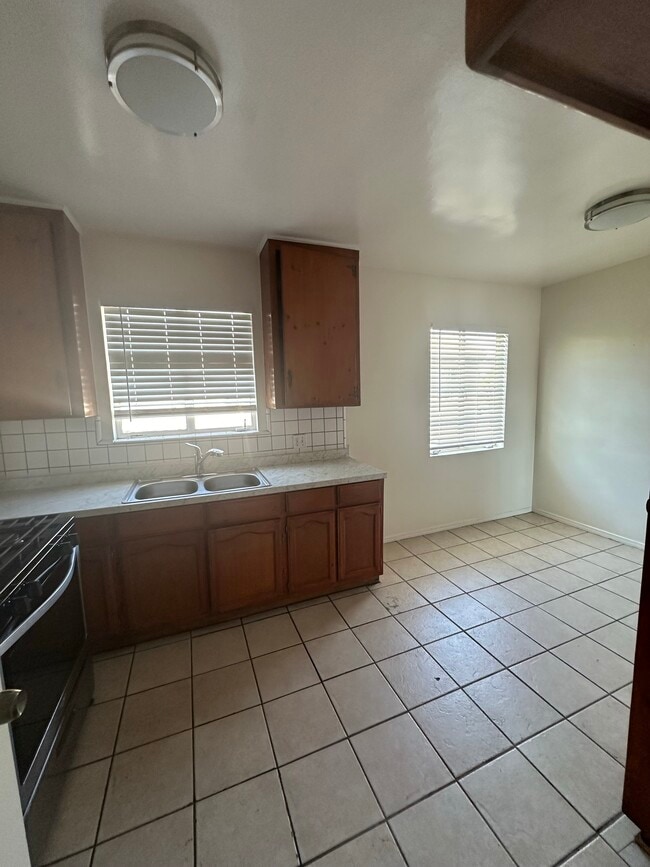 Foto del edificio - 7303 Woodley Ave