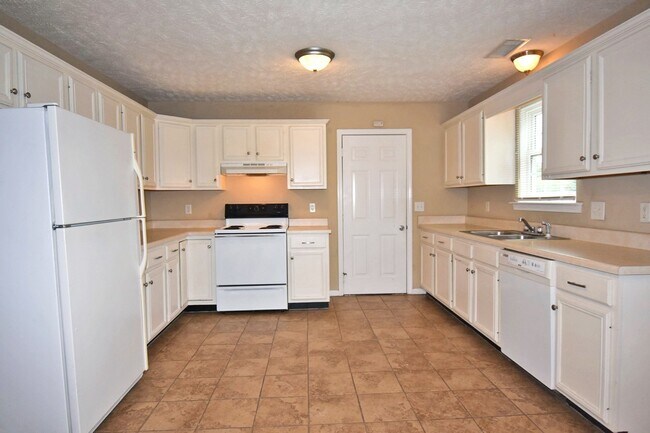 Foto del edificio - Wonderful spacious 3BR/2.5BA w/garage, fen...