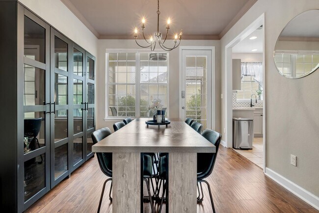 Foto del edificio - 4311 Four Oaks Blvd