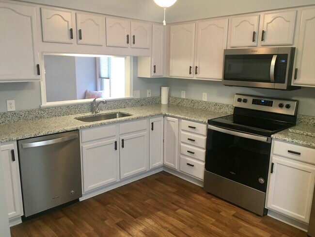 Kitchen - 716 Ivy Lake Dr