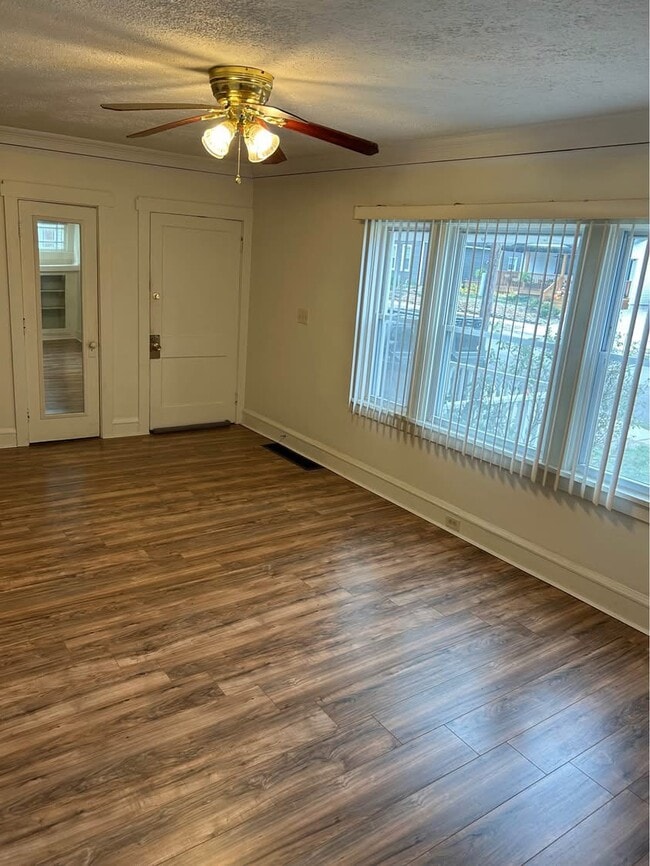 Building Photo - 1463 Riverside Dr