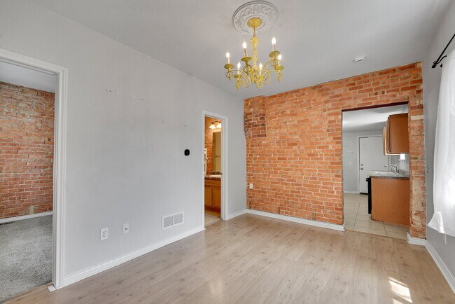 Building Photo - $2,395 - 2 Bed, 1 Bath Home in Denver with...