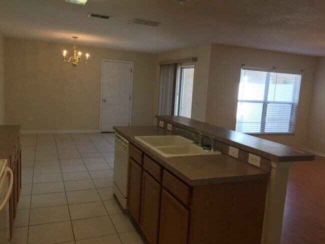 Building Photo - Townhome with two car garage in Avalon Park