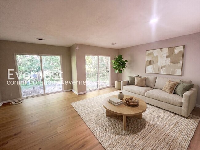 Building Photo - 3 Bed/1.5 Bath Townhome with Off-Street Parking / Available Soon!