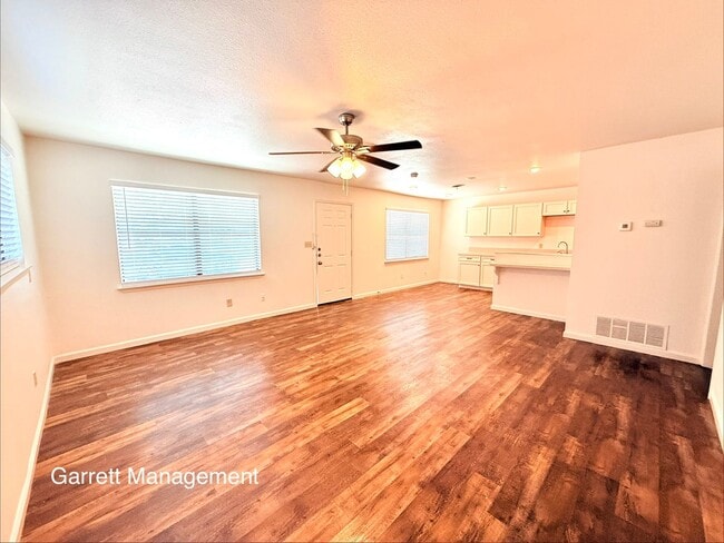 Building Photo - Spacious 2 Bed 1 Bath Duplex For Rent