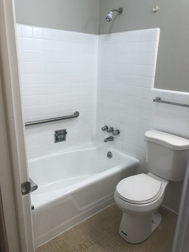 Full bath - 1010 Duke Ave