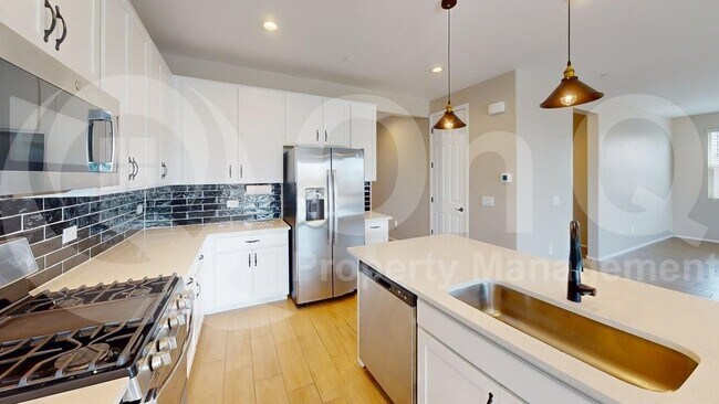 Building Photo - 10587 W Chadwick Dr