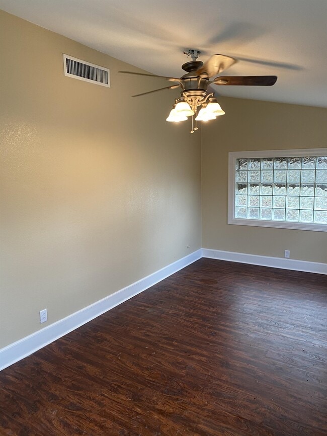 Building Photo - 301 Opal Lake Dr