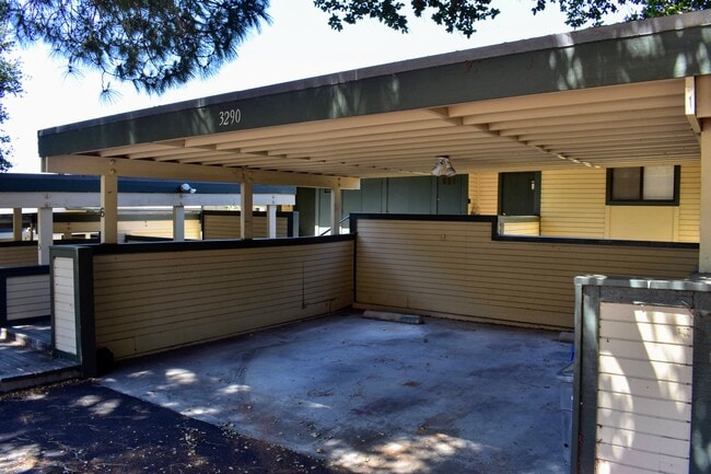 Building Photo - 3290 Rockview Pl