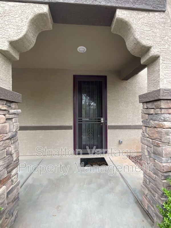 Building Photo - 4137 E Devon Dr