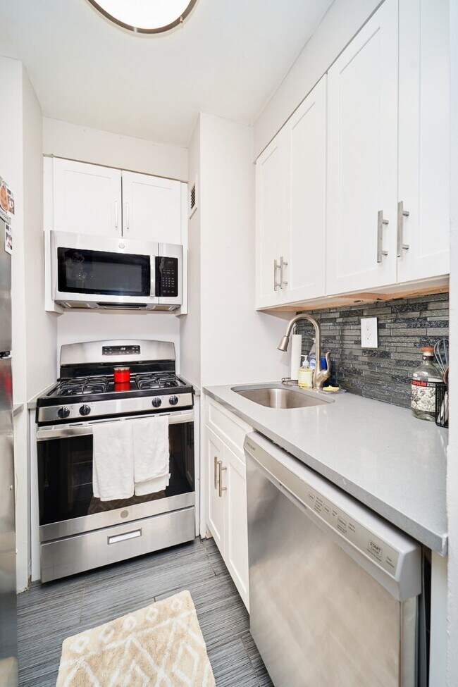 Foto del edificio - JUST LISTED HUGE STUDIO W/ PRIVATE BALCONY IN HELL’S KITCHEN