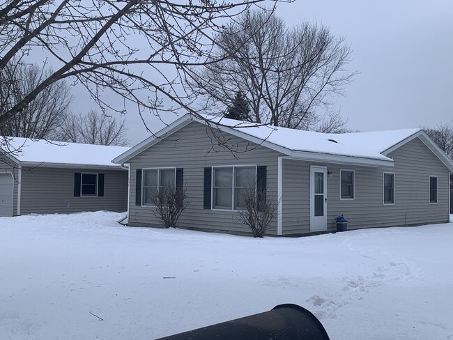 Building Photo - 726 Wellington St