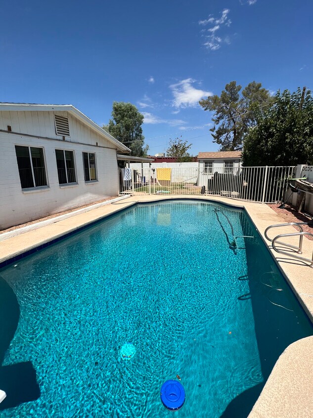 Foto principal - Home with 4 beds, 2 baths and POOL in Camp...