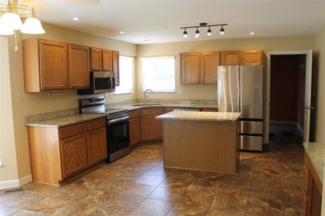 Building Photo - 5 Bluefield Ct