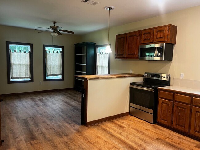 Building Photo - Beautifully Renovated 3-Bedroom Home with ...