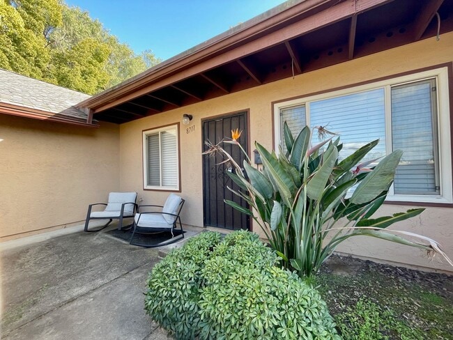 Building Photo - Single Story Condo on ground floor located...