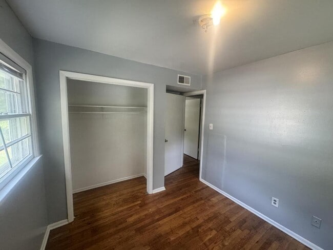 Foto del edificio - 1416 E Sedgefield Dr