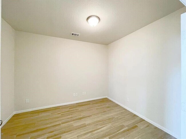Foto del edificio - 4403 Silvergrass Ln